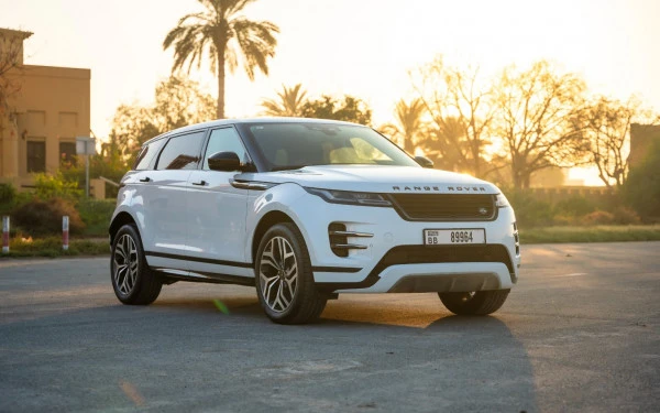 White Range Rover Evoque, 2024